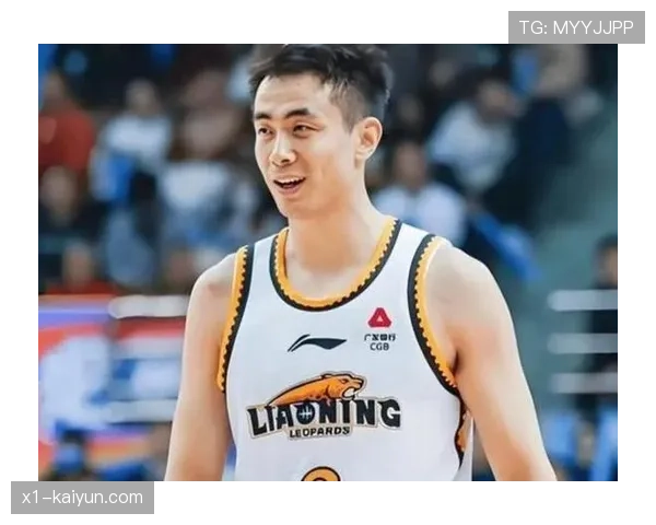 终场哨响，赵继伟将球抛向空中，与杨鸣紧紧相拥